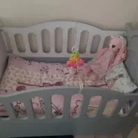 تخت گهواره ای کنار مادر