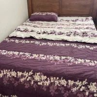 سرویس خواب دو نفره با تشک و پاتختی و میز ارایش