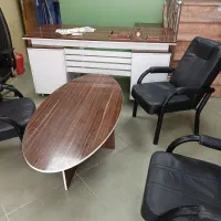 میز مدیرت با جلو میزی و ۴ عدد صندلی در حد نو