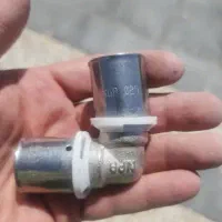 به یک شاگرد برای لوله کشی
