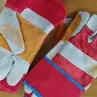 لباس و دستکش و تجهیزات مربوط به کار