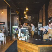 به یک خانوم در کافه فست فود برای مدیریت نیازمندیم