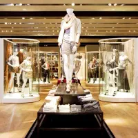 استخدام خانم فروشنده حرفه ای برای فروشگاه پوشاک