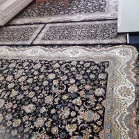 ۲ عدد فرش ۱۲متری وچند عدد کناره ست فرش و۳ عدد پشتی