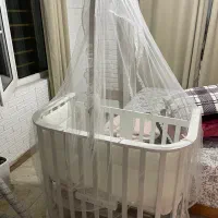 تخت کنار مادر