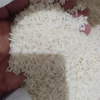 مقداری برنج سالم قاطی شده در کارخانه ارسال باربری