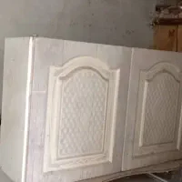 یک عدد کابینت و یک میز تحریر