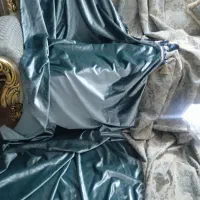 کنار پرده ای دوسری کرم قهوه ای و ابی درباری مگلدار|پرده، رانر، رومیزی|نور, |دیوار