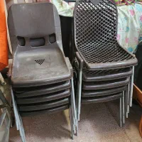 تعدادی صندلی،یک زیر تی وی و یک دست مبل چرمی