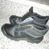 کفش و لباس کار