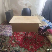 میز مطالعه و کامپیوتر