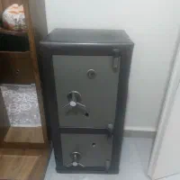 یک گاوصندوق دوطبقه