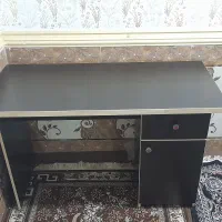 میز تحریر و کامپیوتر