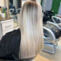 یک دستیار آرایشگر و یک خدمه خانم