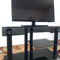 تلویزیون 32اینچ و میز تلویزیون و سبزی خردکن