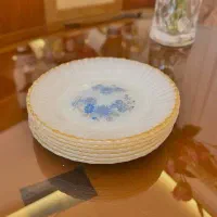 ظروف گل دار قرمز و آبی