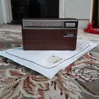 یک دستگاه رادیو قدیمی