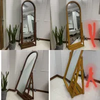 یه میز پذیرای و یه اینه بزرگ