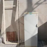 درب چوبی و یخچال فریزر