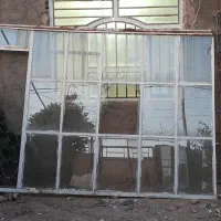 پنجره جلو تخت ویلایی
