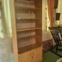 دوتا کتابخانه بزرگ‌ چوبی در شیشه ای|کتابخانه، شلف، قفسه‌های دیواری|قم, هنرستان|دیوار