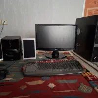 کیس کامپیوتر با مانیتور و لوازم جانبی