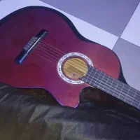 گیتار کاملا نو وسالم اصلا استفاده نشده