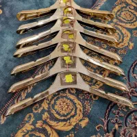 چوب لباسی طلایی