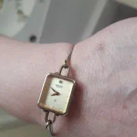 یک عدد ساعت زنانه الگویی ساخت ژاپن اصل