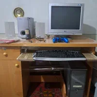 سیستم کامپیوتر ب همراه اسپیکر و میز و صندلی