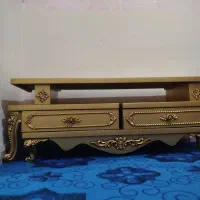 میز و ساعت دیواری