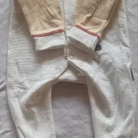 تعدادی لباس نوزادی دخترانه|کفش و لباس بچه|زارچ, |دیوار