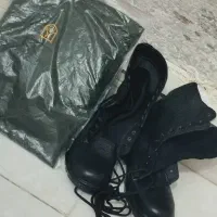 یک دست لباس سربازی همراه با پوتین کاملاً نو