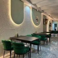 همکار خانم برای کافه