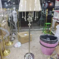 آباژور ایستاده کنارسالنی|چراغ خواب و آباژور|تهران, دریاچه شهدای خلیج فارس|دیوار