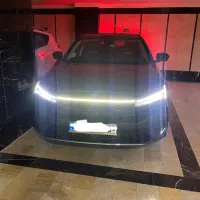 همکار راننده با ماشین سواری