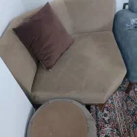 مبل گوشه راحتی همراه با پاف جلو مبل