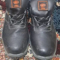 کفش کار سایز ۴۱ ولی به سایز ۴۲ هم میخوره
