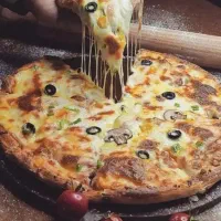 پیتزا خانواده و تک‌نفره سالن محیا