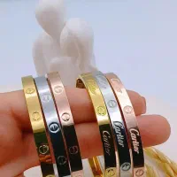 فروشنده بدلیجات خانم و آقا