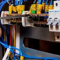 برقکار و لوله کش ساختمان