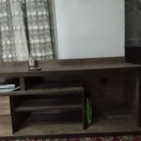 میز زیر. تلویزیون