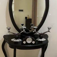 آینه و کنسول و شمعدانی و ساعت