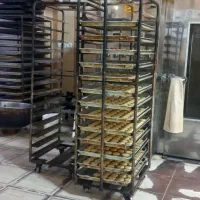 خانوم مسلط به کار کردن در گارگاه قنادی