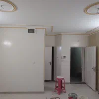 نقاش. رنگ کار... اتباع هستم
