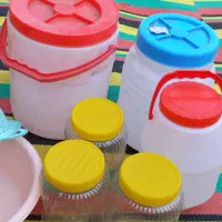 تعدادی لوازم پلاستیکی نو|ظروف نگهدارنده، پلاستیکی، یک‌بارمصرف|شاندرمن, |دیوار