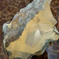 عقیق شیری رنگ