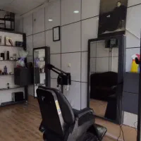 مبل چرم همراه با میز عسلی  و دکور ارایشگاه مردانه|آرایشگاه و سالن‌های زیبایی|الوند, |دیوار