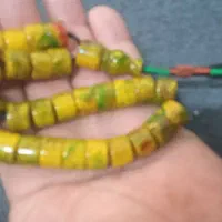 یک عدد  تسبیح  کهربا