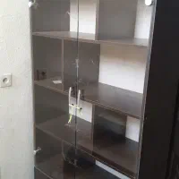 کتابخانه چوبی قفسه کتاب قهوه ای درب دار شیشه ای